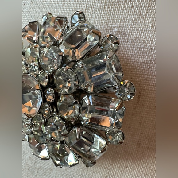 VINTAGE Brooch/Pin by Judy Lee
Sparkling rhinestones in Silvertone setting ￼ - Picture 7 of 10